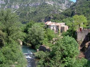 Madieres, mas de pitch� au dessus de la Vis