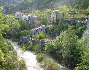 Madi�res c�t� H�rault, vers le Castellas, le moulin et le mas de piti� au dessus de la Vis